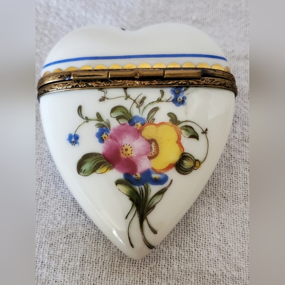LIMOGES FRANCE HANDPAINTED PORCELIN HINGED TRINKET BOX - HEART WITH FLOW… - Picture 2 of 7